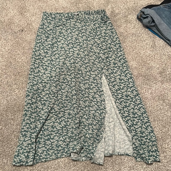 American Eagle Outfitters Dresses & Skirts - American eagle green midi floral skirt